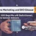 Person hält eine blaue Tasse und ein Smartphone; Eingeblendet ist Text über Begriffe und Definitionen rund um Online Marketing und das SEO Glossar.