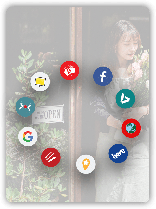Frau hält Blumen neben einer offenen Ladentür, im Vordergrund schweben verschiedene App-Symbole – wie „Citations“ und „Local Listings“.