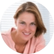 Frau mit hellbraunem Haar lächelt, trägt ein hellrosa Oberteil, vor einem weißen Hintergrund – ideal zur Repräsentation Ihrer Webdesign Agentur Buchholz in der Nordheide.
