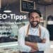 Ein lächelnder Mann in einer Schürze steht in einem Restaurant mit einem Text über 11 SEO-Tipps zur Steigerung der Sichtbarkeit des Restaurants.