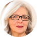 Frau mit grauen Haaren und Brille, mit rotem Lippenstift, in die Kamera blickend und leicht lächelnd - so wird der professionelle Geist einer Google Ads Agentur Hamburg perfekt eingefangen.